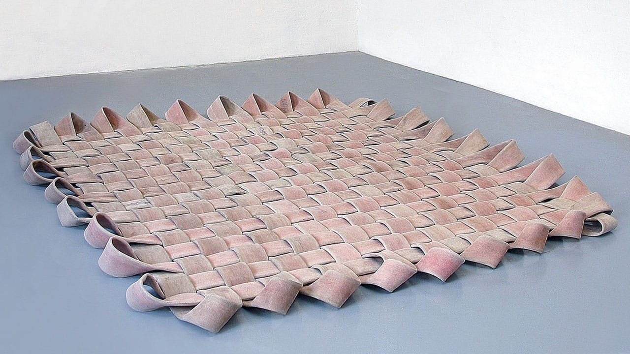 Brigitte Dams – Carpet/Trap (2019) Feuerwehrschläuche verwoben - 325x325 cm