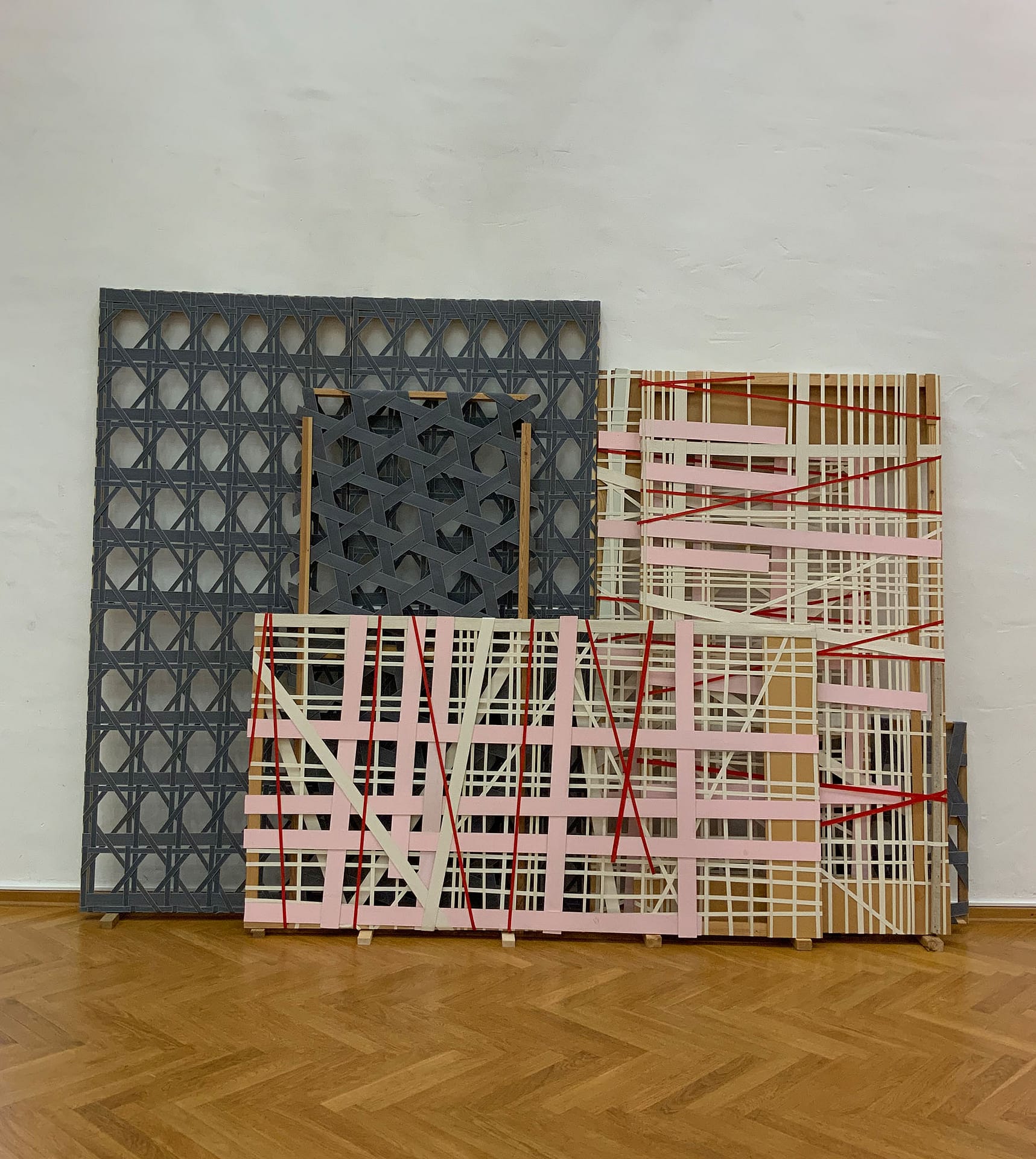 Brigitte Dams – Koboldsgesänge#3 (2011) - Holz, Gurtband, Acryl, HDF, Tape - 200x310x10 cm