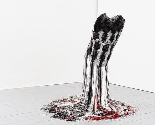 Rita Kanne – persona (2022)Draht, Fäden, Perlenstränge – 180x80x25 cm